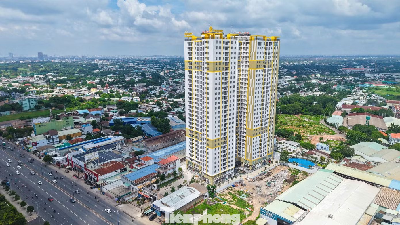 Dự án có hơn 650 căn hộ và đang bước vào giai đoạn hoàn thiện để bàn giao nhà cho khách hàng. Hàng chục dự án căn hộ đua nhau 'mọc' lên dọc đoạn Quốc lộ - Ảnh 10.