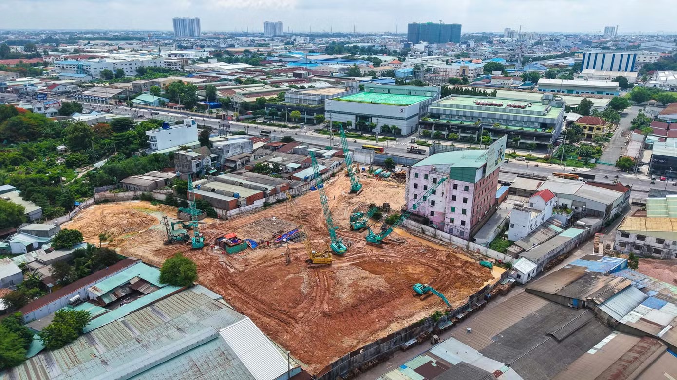 Dự án Khải Hoàn Imperial được quảng cáo là khu phức hợp căn hộ hạng sang chuẩn Bespoke (cá nhân hóa). Hàng chục dự án căn hộ đua nhau 'mọc' lên dọc đoạn Quốc lộ - Ảnh 27.