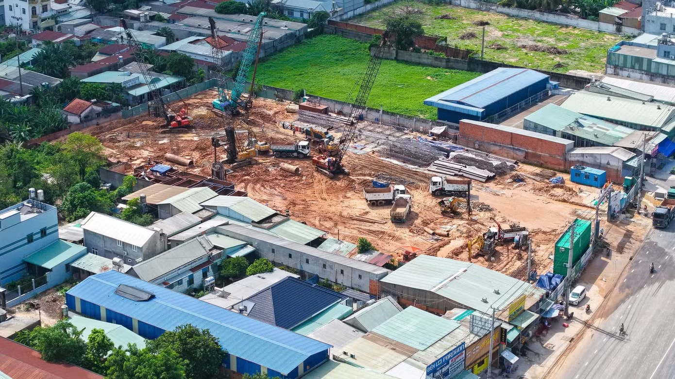Trên quốc lộ 13 cũng có rất nhiều dự án đang xây dựng phần móng. Hàng chục dự án căn hộ đua nhau 'mọc' lên dọc đoạn Quốc lộ - Ảnh 20.