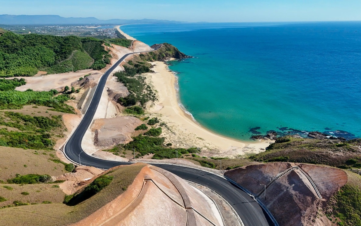 Cung đường biển đẹp bậc nhất miền Trung dần thành hình: Dài 115km, có đoạn đèo với cảnh quan núi - biển ấn tượng - Ảnh 1.