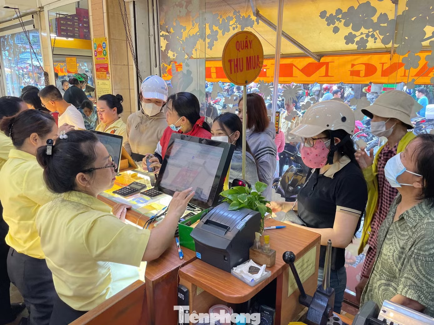 Hết thời tất tay với vàng - Ảnh 1.