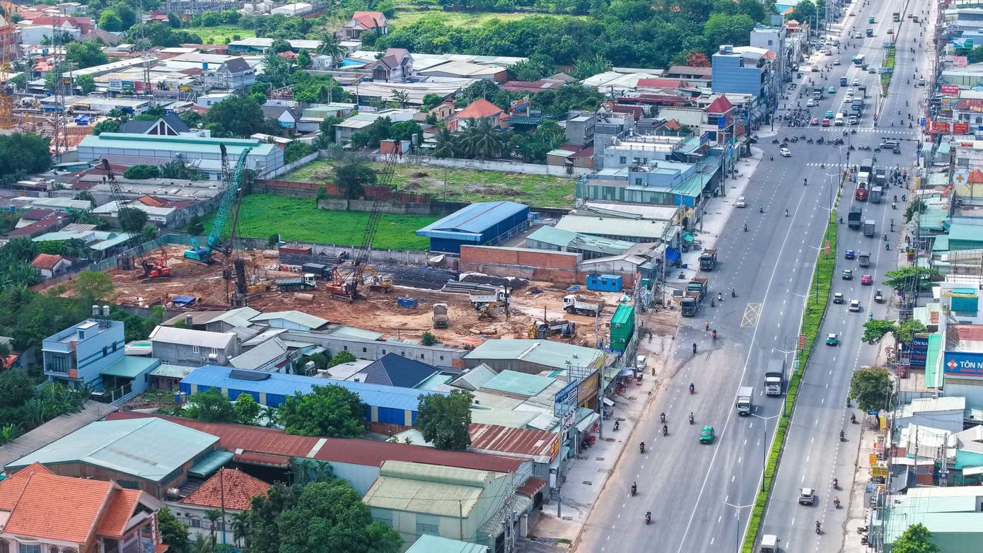 Trong đó, dự án Khu dân cư Hòa Lân nằm ở mặt tiền quốc lộ 13 có quy mô 0,6 ha, cung cấp ra thị trường khoảng gần 700 căn hộ. Dự án này do Trí Holdings làm chủ đầu tư và Dicera Holdings phát triển. Hàng chục dự án căn hộ đua nhau 'mọc' lên dọc đoạn Quốc lộ - Ảnh 21.
