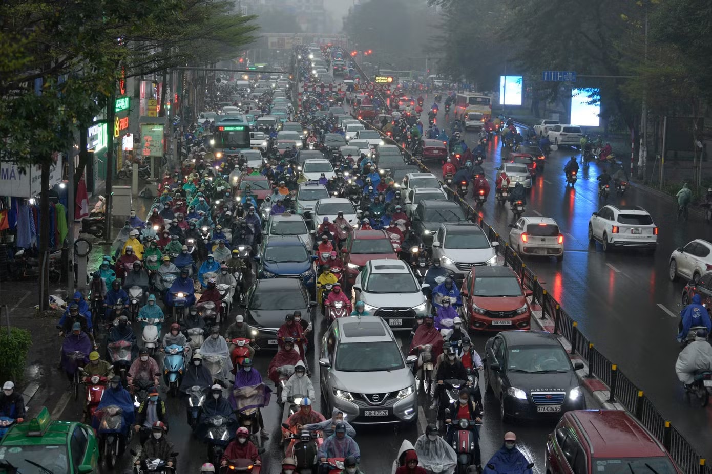 Miền Bắc đón mưa dông liên tiếp - Ảnh 1.