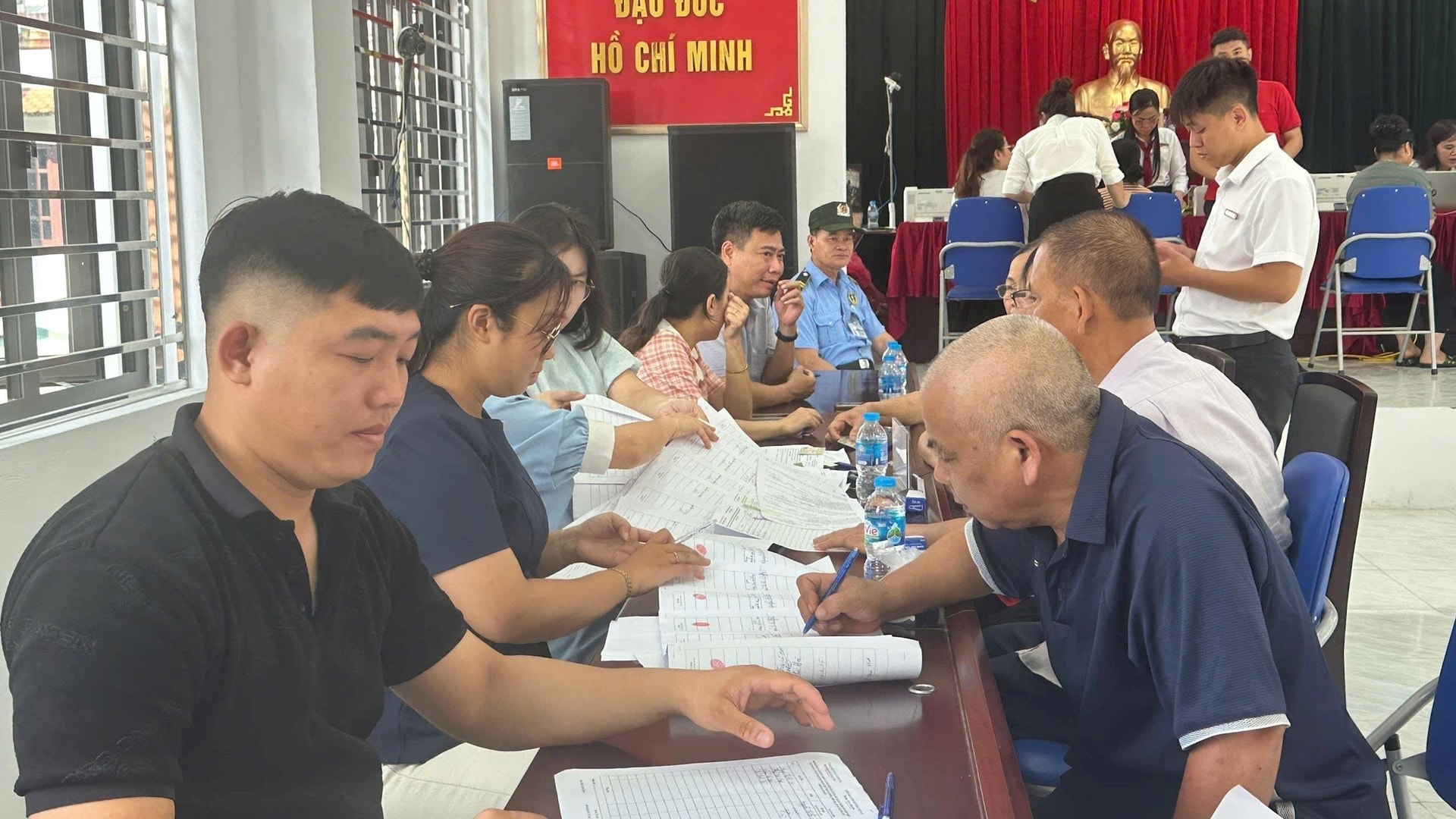 Hơn 2.000 hộ dân tại một xã vừa nhận tiền tỷ đền bù đất, phục vụ cho siêu dự án 925.000 tỷ của Vingroup - Ảnh 2.