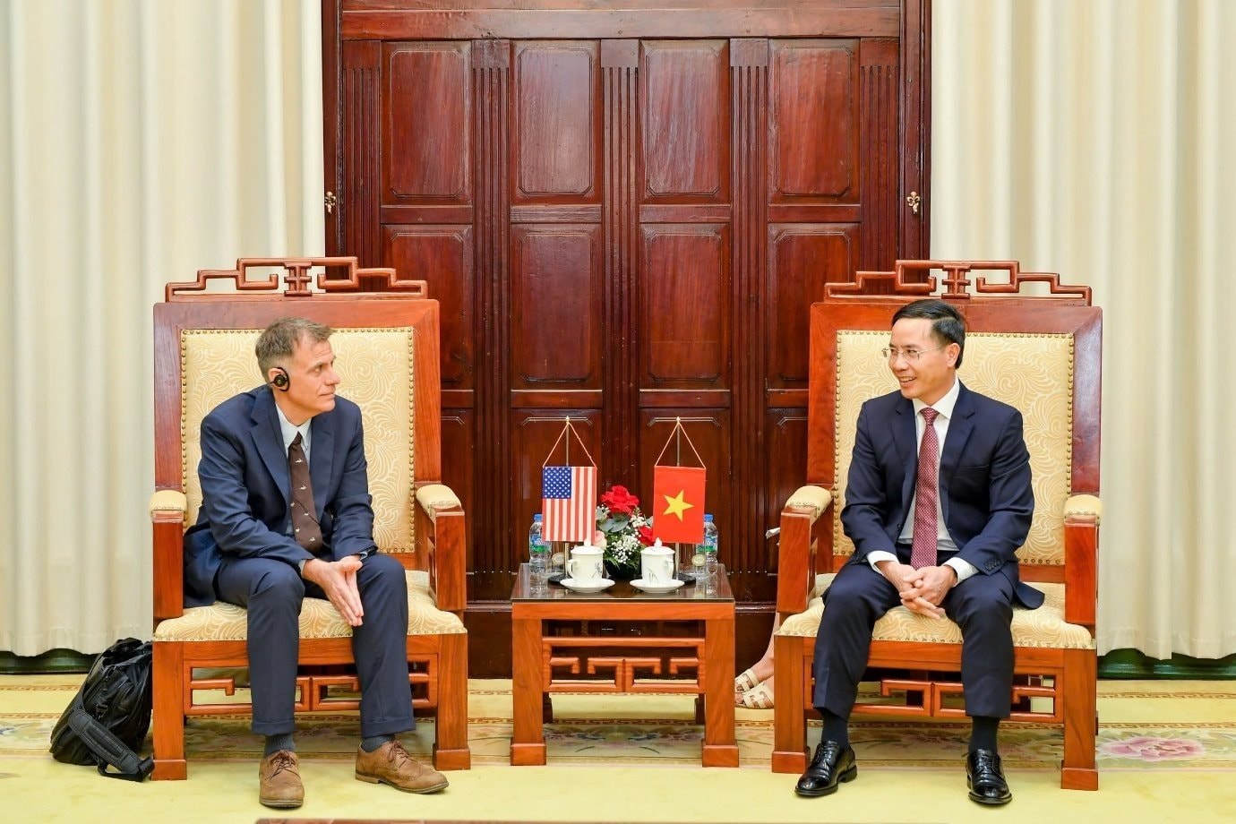 15.6-1-thong-doc-pham-duc-an-lam-viec-voi-pho-tro-ly-bo-truong-bo-tai-chinh-hoa-ky.jpg
