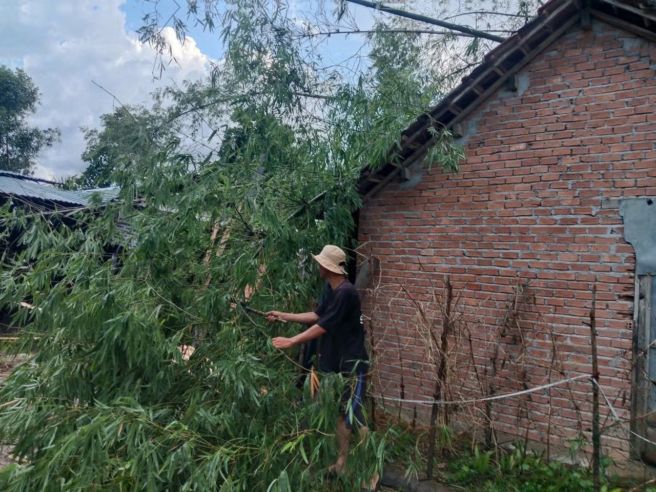 Lốc xoáy làm 70 nhà dân ở Quảng Ngãi bị tốc mái - Ảnh 2.