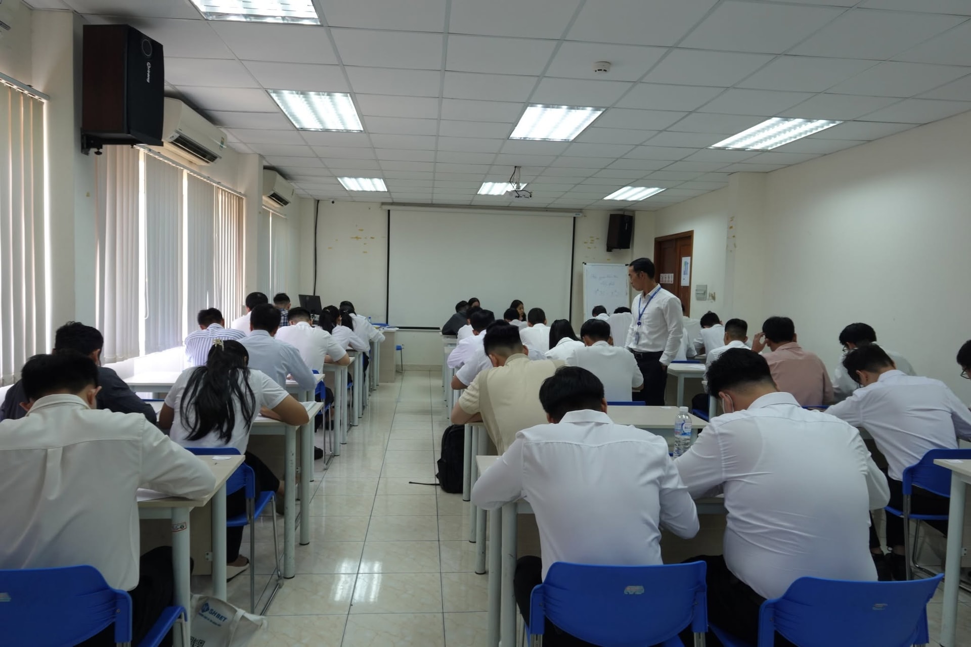 Sân bay lớn nhất Việt Nam thu hút gần 300 ứng viên tham gia tuyển dụng - Ảnh 1.