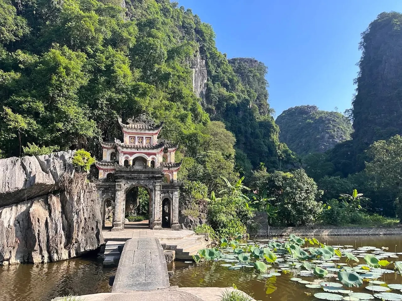 Chùa Bích Động: Ảnh: Taylor.