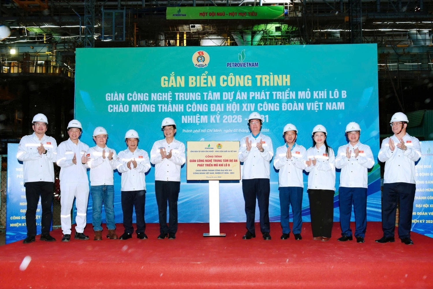 Nghi thức gắn biển công trình Giàn công nghệ trung tâm Dự án phát triển mỏ khí Lô B (Ảnh: PetroTimes)