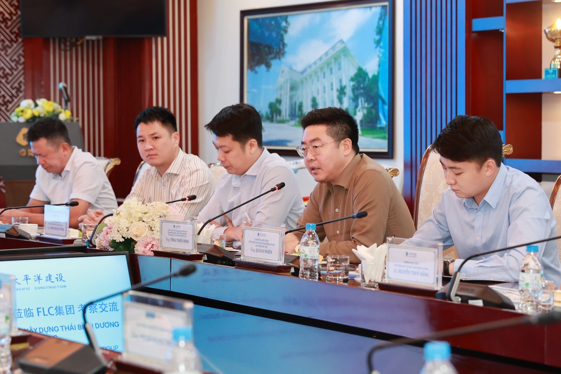 tong-giam-doc-tap-doan-xay-dung-thai-binh-duong-tong-thieu-dinh-thu-hai-tu-phai-sang-de-xuat-cac-giai-phap-khoi-thong-nguon-luc-tai-chinh-va-hop-tac-da-chieu-cung-flc-scaled.jpeg