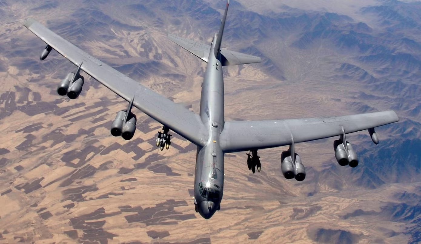 Máy bay ném bom B-52 Stratofortress. (Ảnh: Reuters) 'Pháo đài bay' B-52 của Mỹ rơi ngay khi cất cánh, phi hành đoàn nghi thiệt mạng - Ảnh 1.