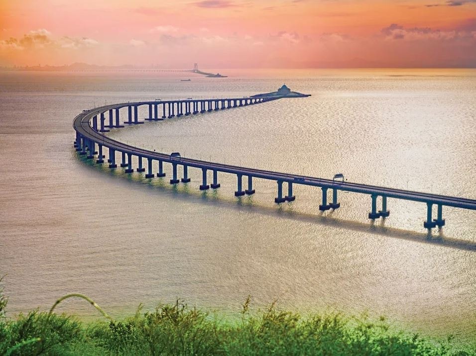 Siêu cầu vượt biển dài nhất thế giới: Công trình gần 19 tỷ USD được xây suốt gần 1 thập kỷ, sở hữu kết cấu kỳ lạ với cầu - hầm - đảo giữa lòng đại dương - Ảnh 1.