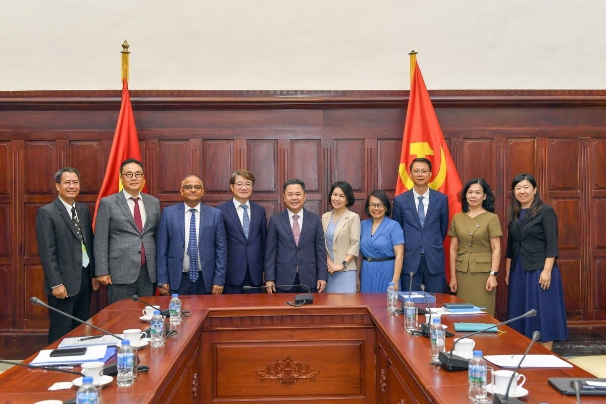 Giám đốc Ngân hàng Phát triển Châu Á đến Việt Nam, trao đổi định hướng hợp tác trong giai đoạn mới - Ảnh 1.
