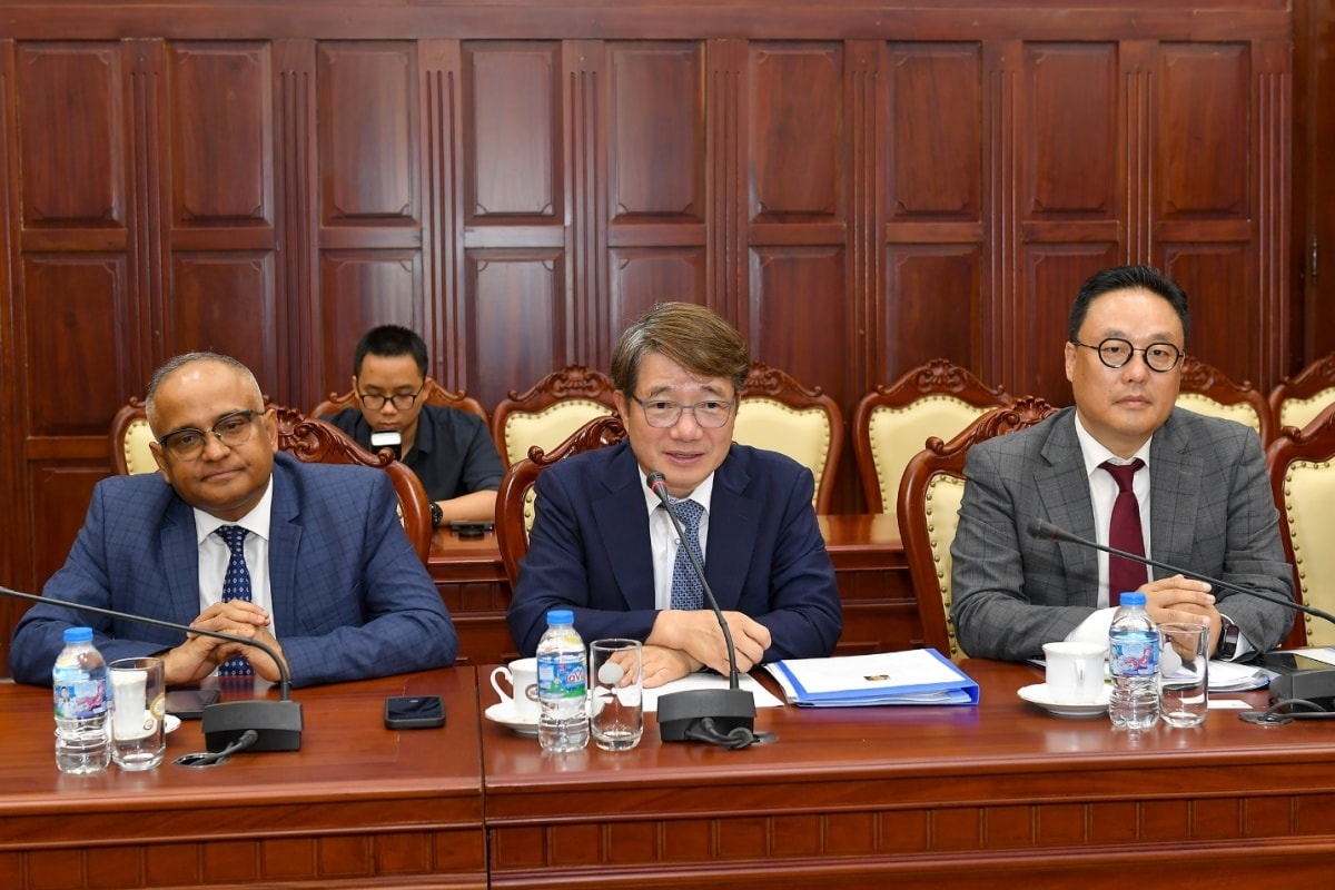Giám đốc Ngân hàng Phát triển Châu Á đến Việt Nam, trao đổi định hướng hợp tác trong giai đoạn mới - Ảnh 2.
