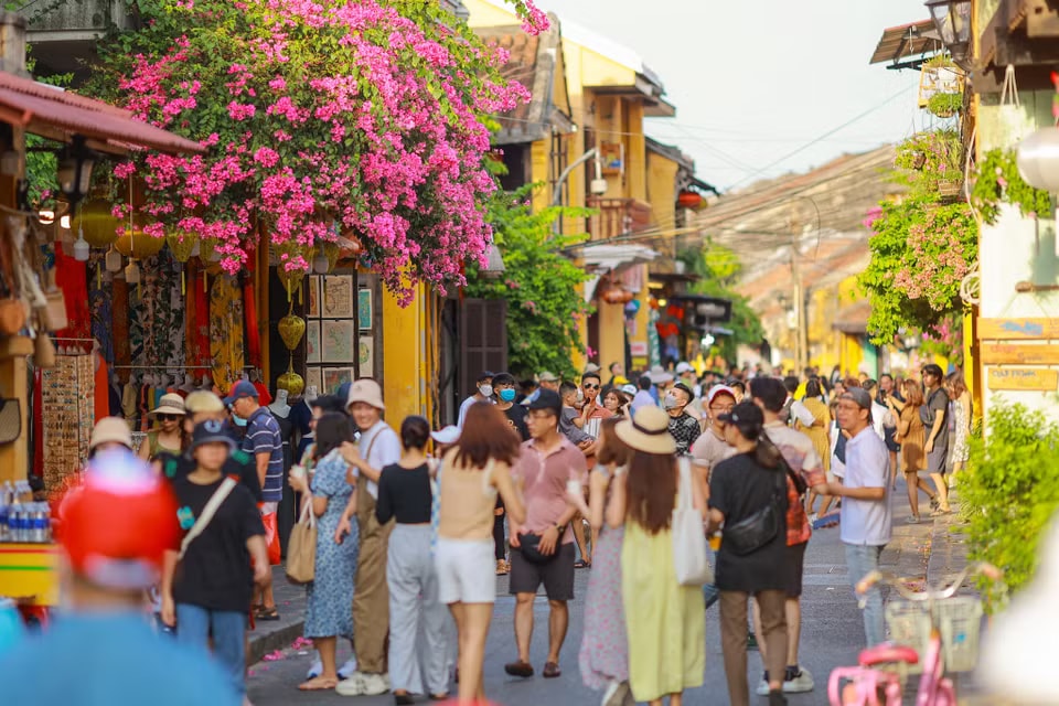 Đó là khu phố diện tích 30ha với những con đường ngắn, hẹp, dọc và xen giữa là những ngôi nhà mái ngói với tuổi đời vài trăm năm. (Ảnh: Minh Sơn/Vietnam+)