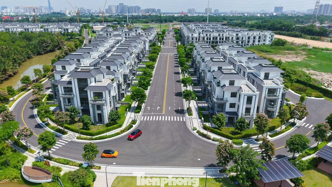Phân khúc cao cấp ở TPHCM chiếm áp đảo với 14.637 căn, tương đương gần 90% tổng nguồn cung đủ điều kiện mở bán. Nguồn cung 'vắng bóng' nhà ở cho giới bình dân - Ảnh 1.