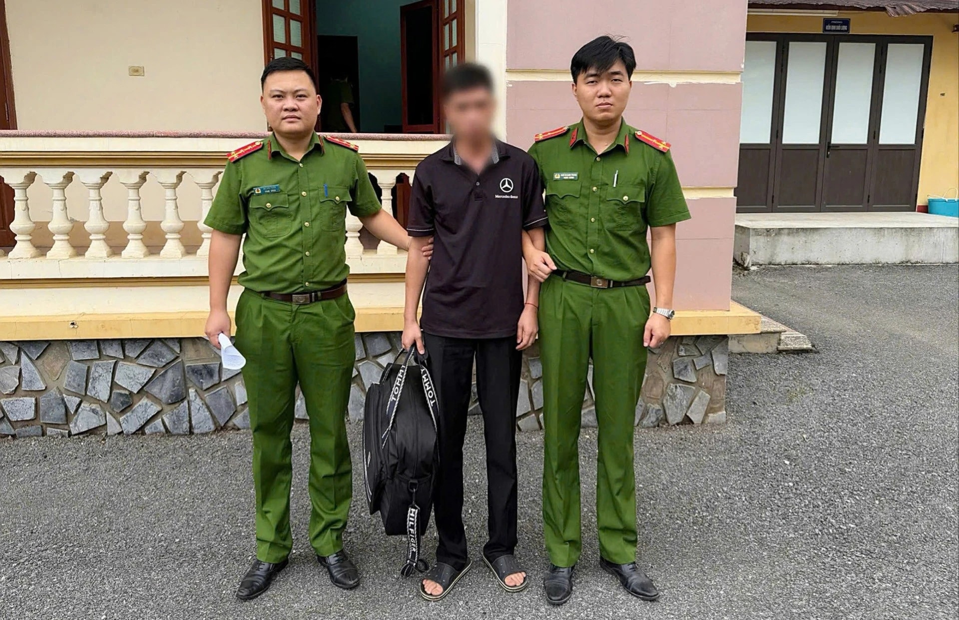 cdn.baolaocai.vn-images-17c8581885b2519570d33f08b9478151b2afd5dacf1de84d086cde91055ba154e5292ac44ee1f823665826c2269d3dad-_17-6-canbo.jpg.webp