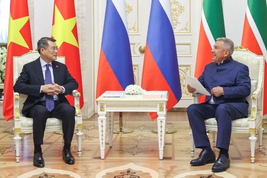 Thủ tướng Lê Minh Hưng gặp người đứng đầu Cộng hòa Tatarstan Rustam Minnikhanov. Ảnh: Nhật Bắc Tatarstan có nhiều ngành mũi nhọn, muốn tìm cơ hội hợp tác với Việt Nam - Ảnh 2.
