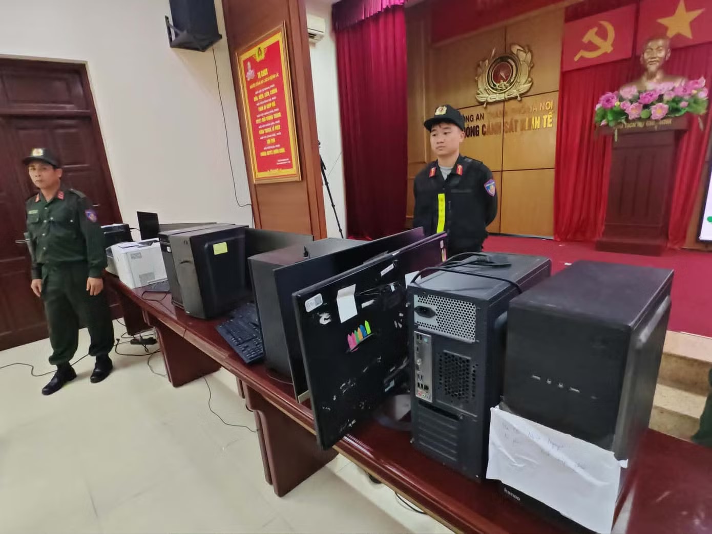 Tang vật liên quan đến vụ án. Vụ lừa đảo 'hợp đồng kỳ nghỉ': 493 bị hại đã bị lừa hàng trăm tỷ như thế nào? - Ảnh 2.