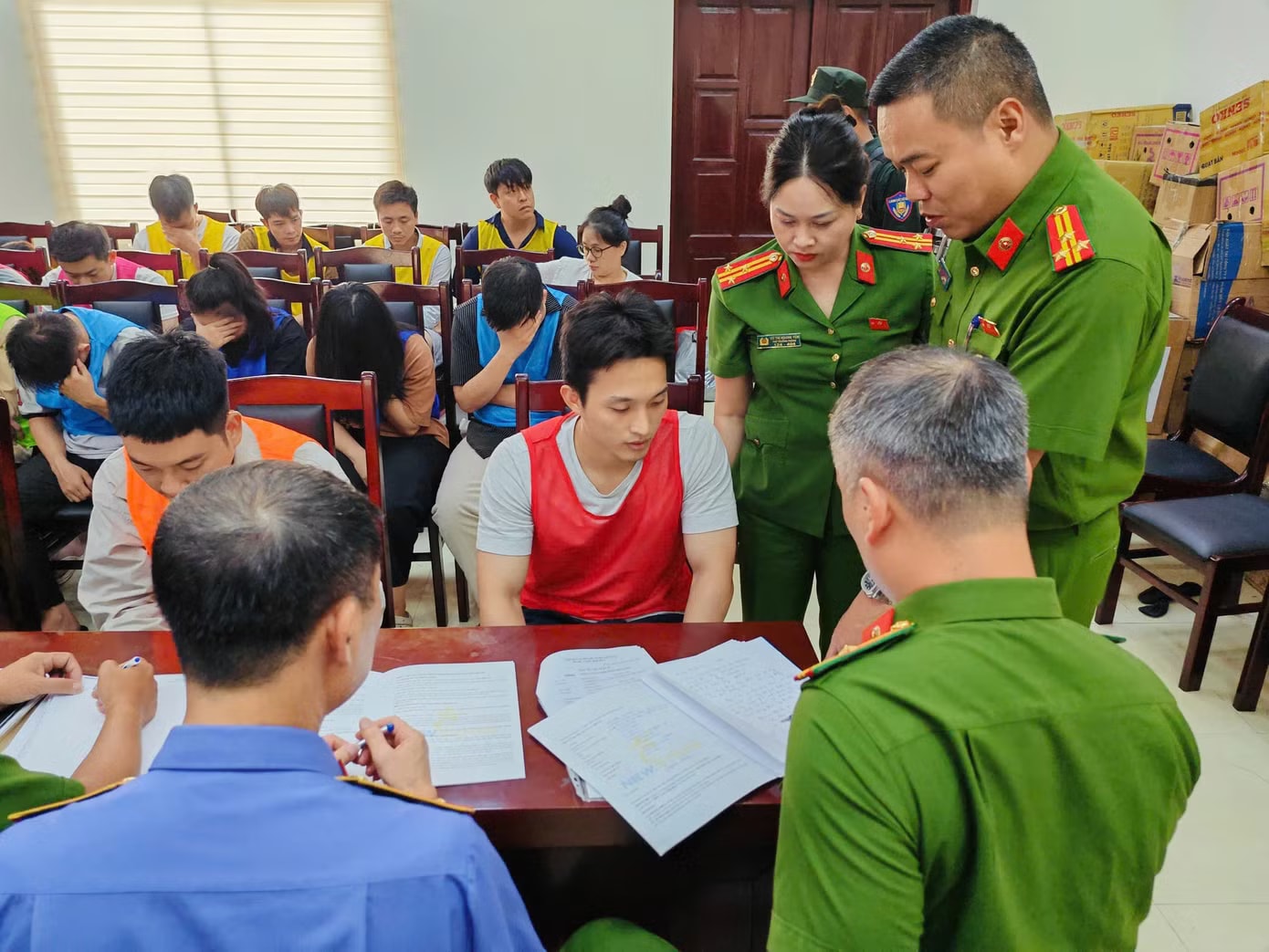 Các đối tượng tại cơ quan điều tra. Vụ lừa đảo 'hợp đồng kỳ nghỉ': 493 bị hại đã bị lừa hàng trăm tỷ như thế nào? - Ảnh 3.