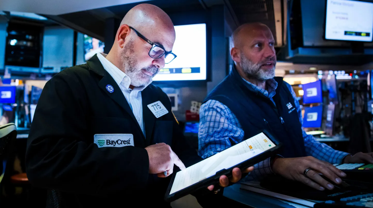 Dow Jones vượt mốc 52.000 điểm lần đầu tiên trong lịch sử, SpaceX gây sốt