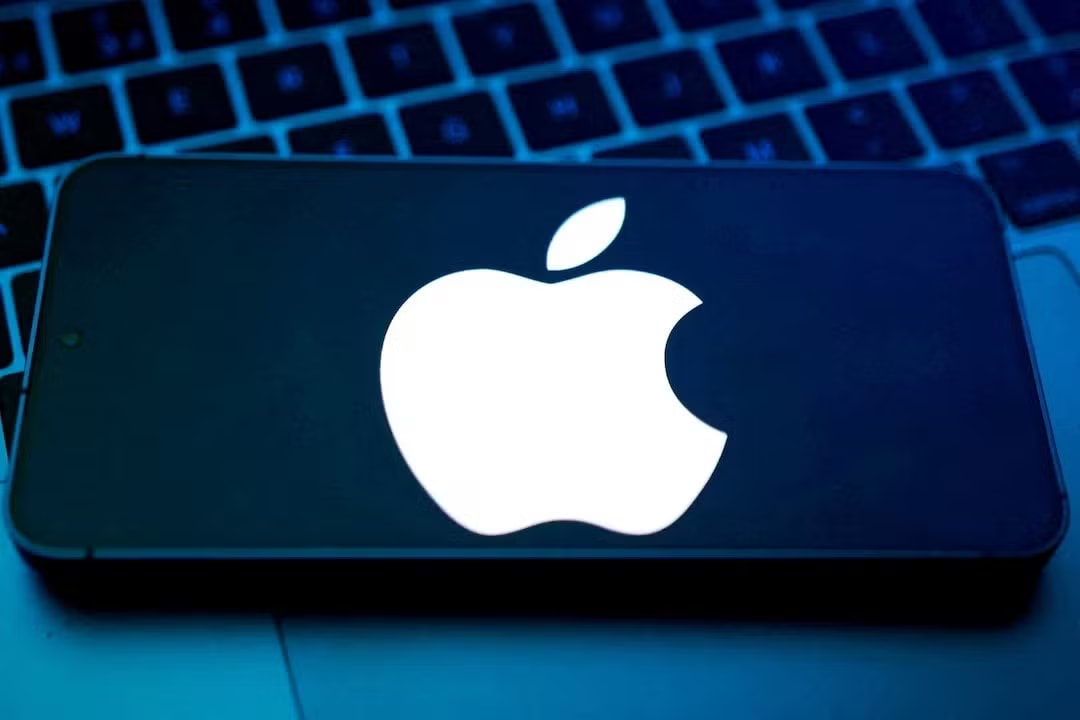 Apple đang chịu áp lực lớn từ tình trạng thiếu chip nhớ DRAM. Ảnh: Reuters. Sắp tăng giá iPhone - Ảnh 2.