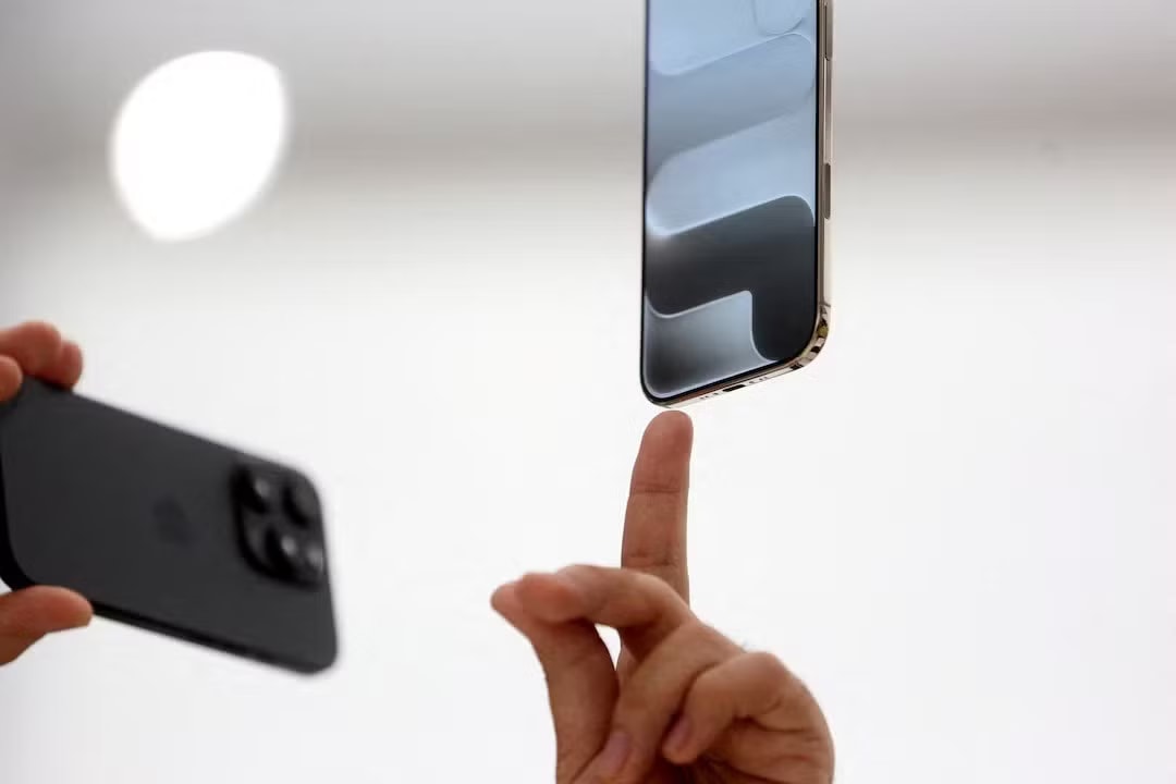 Apple có thể sớm tăng giá nhiều dòng sản phẩm khi chi phí chip nhớ và bộ nhớ lưu trữ leo thang vì làn sóng đầu tư vào AI. Ảnh: Reuters. Sắp tăng giá iPhone - Ảnh 1.