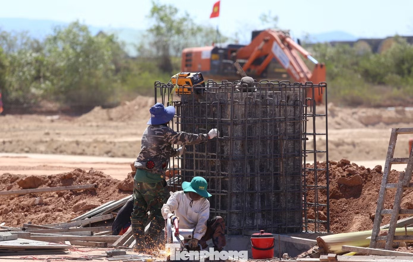 Đợt nâng cấp lớn nhất lịch sử đối với sân bay hơn 60 năm tuổi do Mỹ xây dựng: Hơn 800 người thi công ngày đêm, hướng tới cột mốc quan trọng - Ảnh 2.