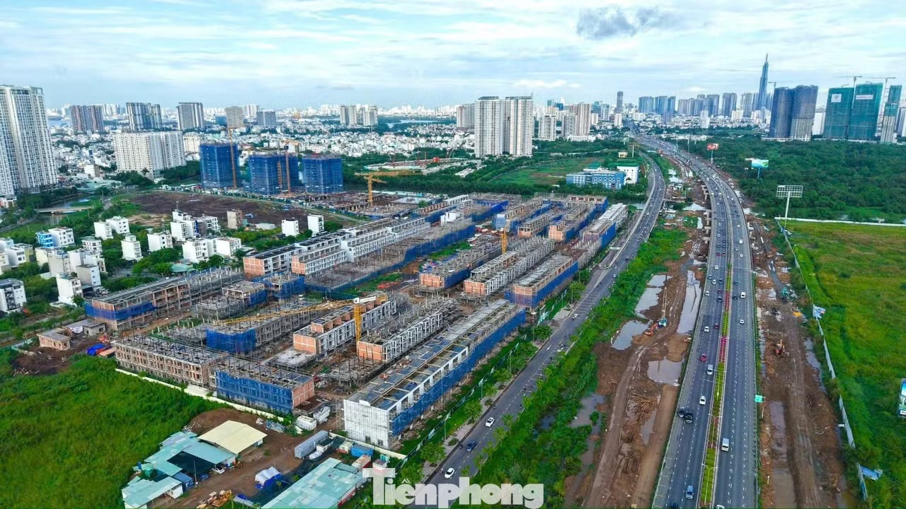 Giá nhà đất Hà Nội cao gấp đôi TPHCM - Ảnh 2.