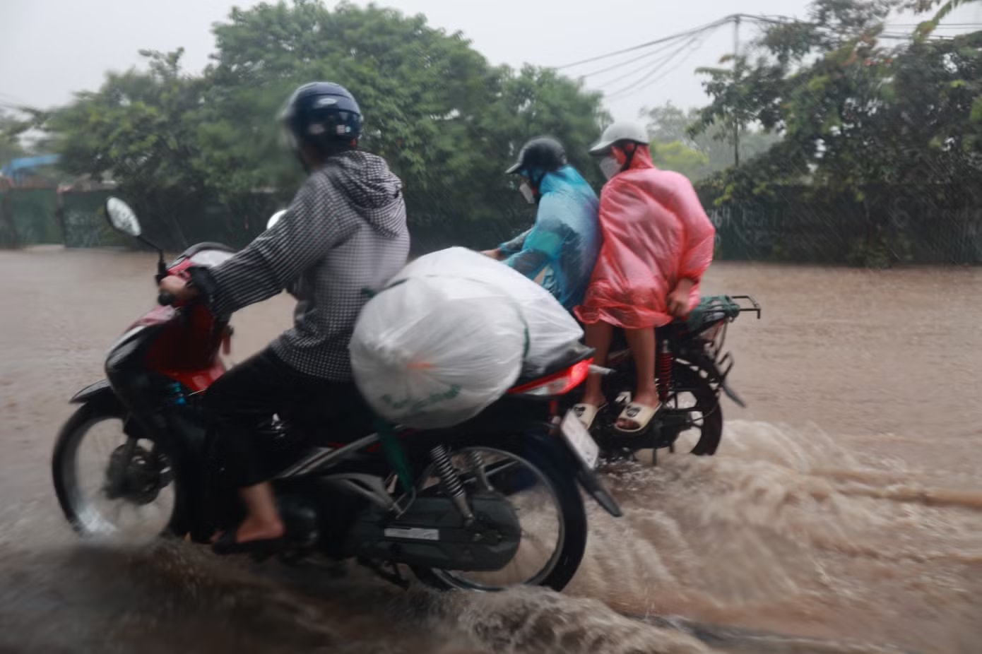 Vùng núi Bắc Bộ tiếp tục hứng mưa lớn như trút - Ảnh 1.