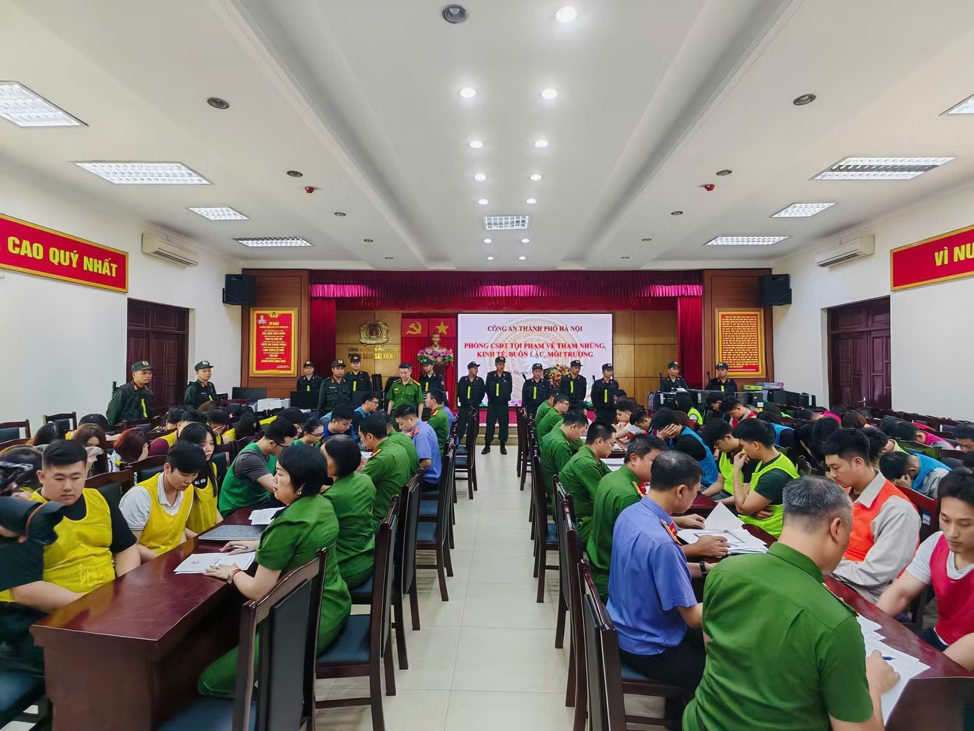 Các đối tượng liên quan đến vụ án lừa đảo vừa bị Công an TP Hà Nội triệt phá. Sau gần 8 năm, người phụ nữ 71 tuổi vẫn ám ảnh bản 'hợp đồng kỳ nghỉ' của Công ty ALMA - Ảnh 1.