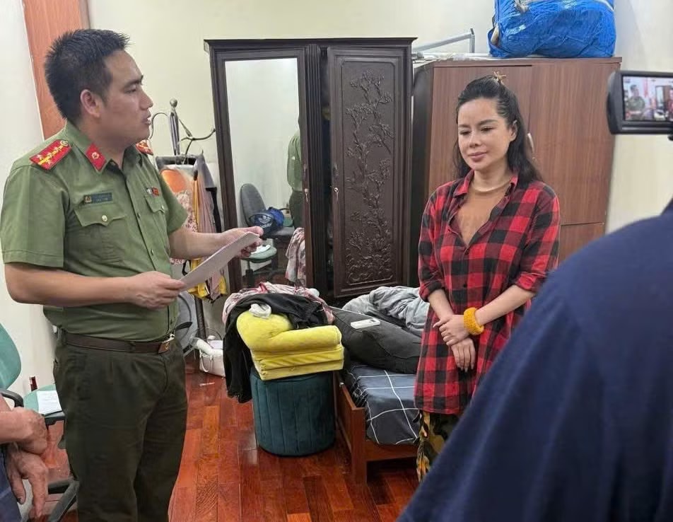Cán bộ Cơ quan An ninh điều tra – Công an TP Hà Nội đọc lệnh khám xét nơi ở của đối tượng Nguyễn Thiên Hương Khởi tố TikToker Nguyễn Thiên Hương - Ảnh 1.