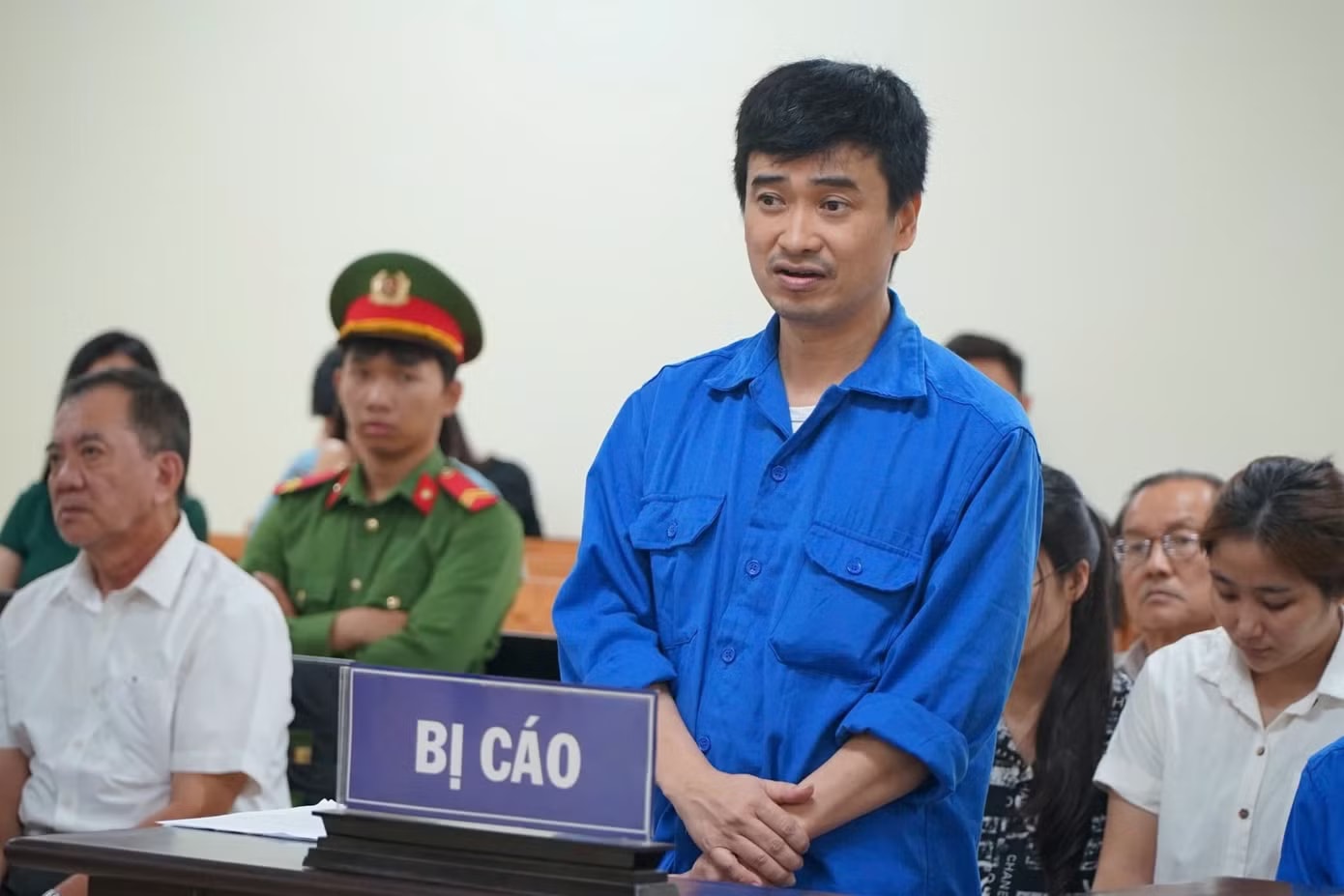 Bị cáo Phan Quốc Việt tại toà. Đại án Việt Á tại Đắk Lắk: Phan Quốc Việt bị đề nghị 5-6 năm tù - Ảnh 1.