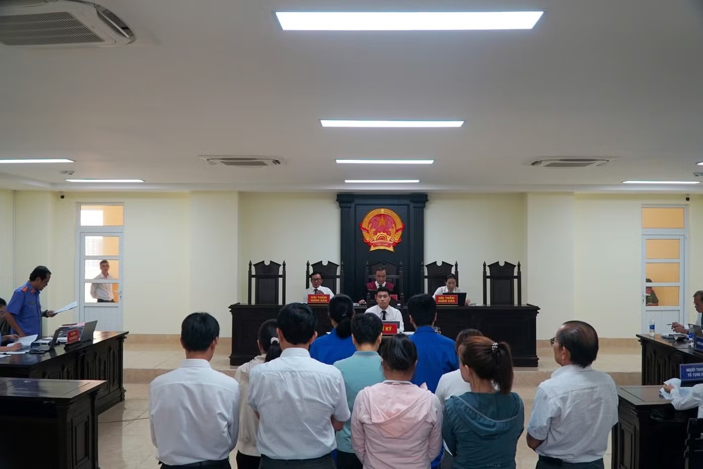 Đại diện VKSND giữ quyền công tố đã đề nghị các mức án cho các bị cáo. Đại án Việt Á tại Đắk Lắk: Phan Quốc Việt bị đề nghị 5-6 năm tù - Ảnh 2.