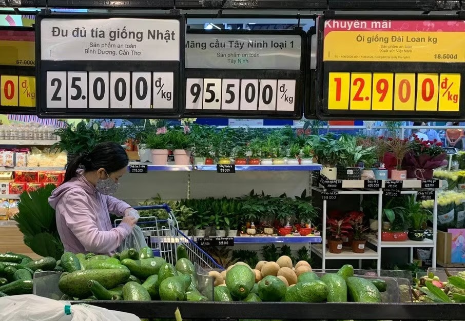 Các mặt hàng tiêu dùng xanh thường có mức giá cao khiến người tiêu dùng gặp khó. TPHCM 'kéo' giá hàng hóa về gần túi tiền người dân - Ảnh 1.