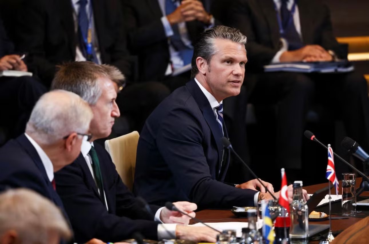 Bộ trưởng Chiến tranh Mỹ Pete Hegseth phát biểu tại hội nghị của NATO ngày 18/6. (Ảnh: Reuters) Mỹ tính lại thế trận, châu Âu xoay xở tự lo - Ảnh 1.
