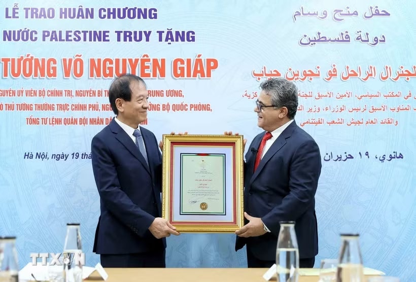 aaba6c1b2db54d2b83593e-_ttxvn-le-trao-huan-chuong-nha-nuoc-palestine-truy-tang-dai-tuong-vo-nguyen-giap-5-resize.jpg.avif