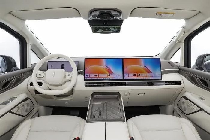 Khoang lái Wey Gaoshan 7 2026 với 3 màn hình cỡ lớn