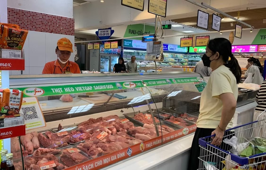 TPHCM sẽ thí điểm sàn giao dịch thịt heo để tiếp cận người tiêu dùng tốt hơn. TPHCM 'kéo' giá hàng hóa về gần túi tiền người dân - Ảnh 2.