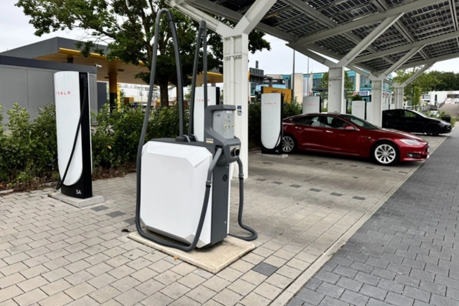 Trạm sạc Supercharger ở Đức với máy hút bụi ô tô miễn phí