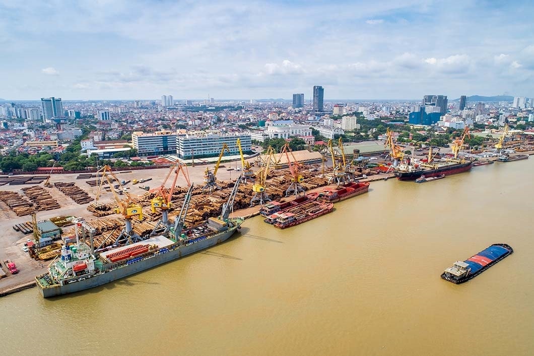 Cảnh vận chuyển hàng hoá tại cảng Hoàng Diệu