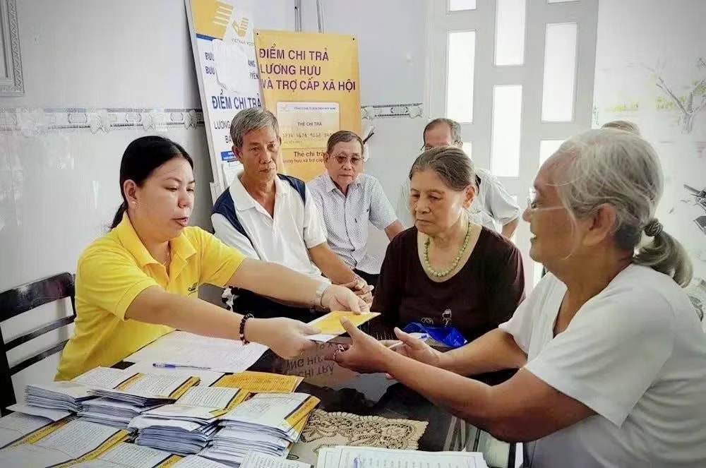 Hơn 20.000 người ở Hà Nội nguy cơ gián đoạn nhận lương hưu tháng 7 - Ảnh 1.