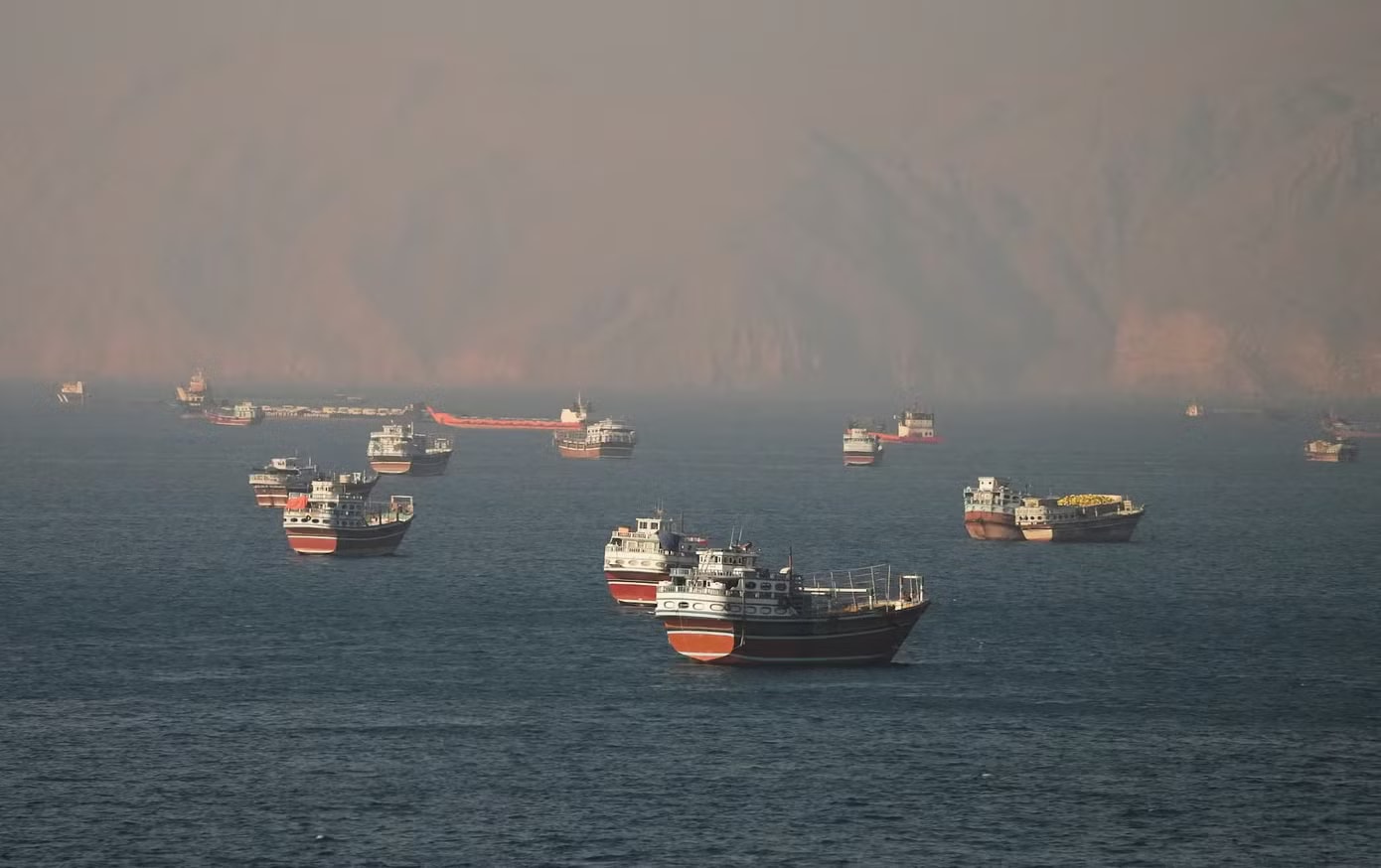 (Ảnh: Reuters) Tàu chở dầu nối đuôi nhau đi qua eo biển Hormuz, giá dầu giảm mạnh - Ảnh 1.