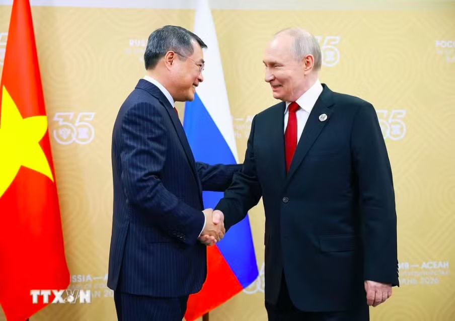 Thủ tướng Lê Minh Hưng hội kiến Tổng thống Nga Vladimir Putin. Ảnh: TTXVN Thủ tướng Lê Minh Hưng về đến Hà Nội, kết thúc thành công chuyến công tác tại Nga - Ảnh 2.