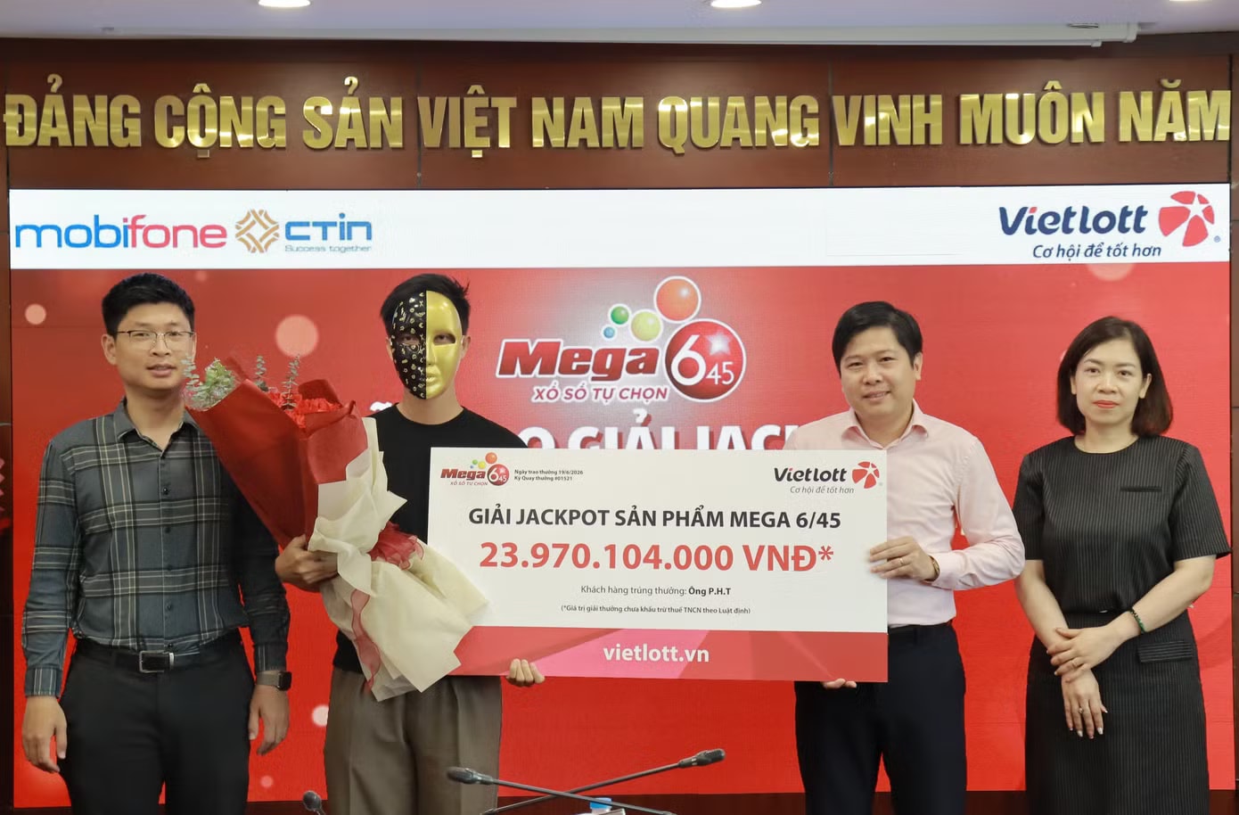 Đang nấu cơm nhận tin trúng Vietlott gần 24 tỷ đồng - Ảnh 1.