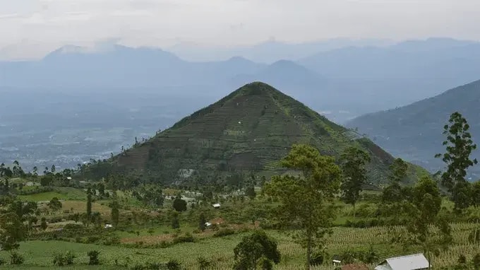 Có giả thuyết cho rằng ngọn núi Gunung Padang ở Indonesia thực chất là một Kim tự tháp lâu đời nhất thế giới là ngọn núi 25.000 năm tuổi ở Indonesia? -0