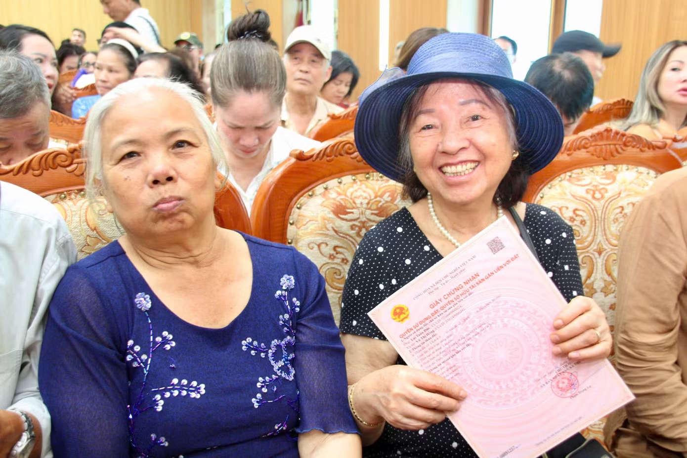 Người dân phường Hồng Hà nhận giấy chứng nhận quyền sử dụng đất tại xã Thư Lâm 200 hộ dân di dời làm cầu Trần Hưng Đạo và cầu Tứ Liên nhận 'sổ đỏ' nơi ở mới - Ảnh 1.
