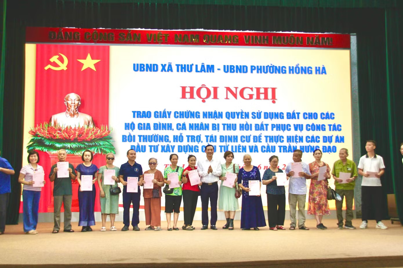 Hội nghị trao giấy chứng nhận ngày 20/6 200 hộ dân di dời làm cầu Trần Hưng Đạo và cầu Tứ Liên nhận 'sổ đỏ' nơi ở mới - Ảnh 2.