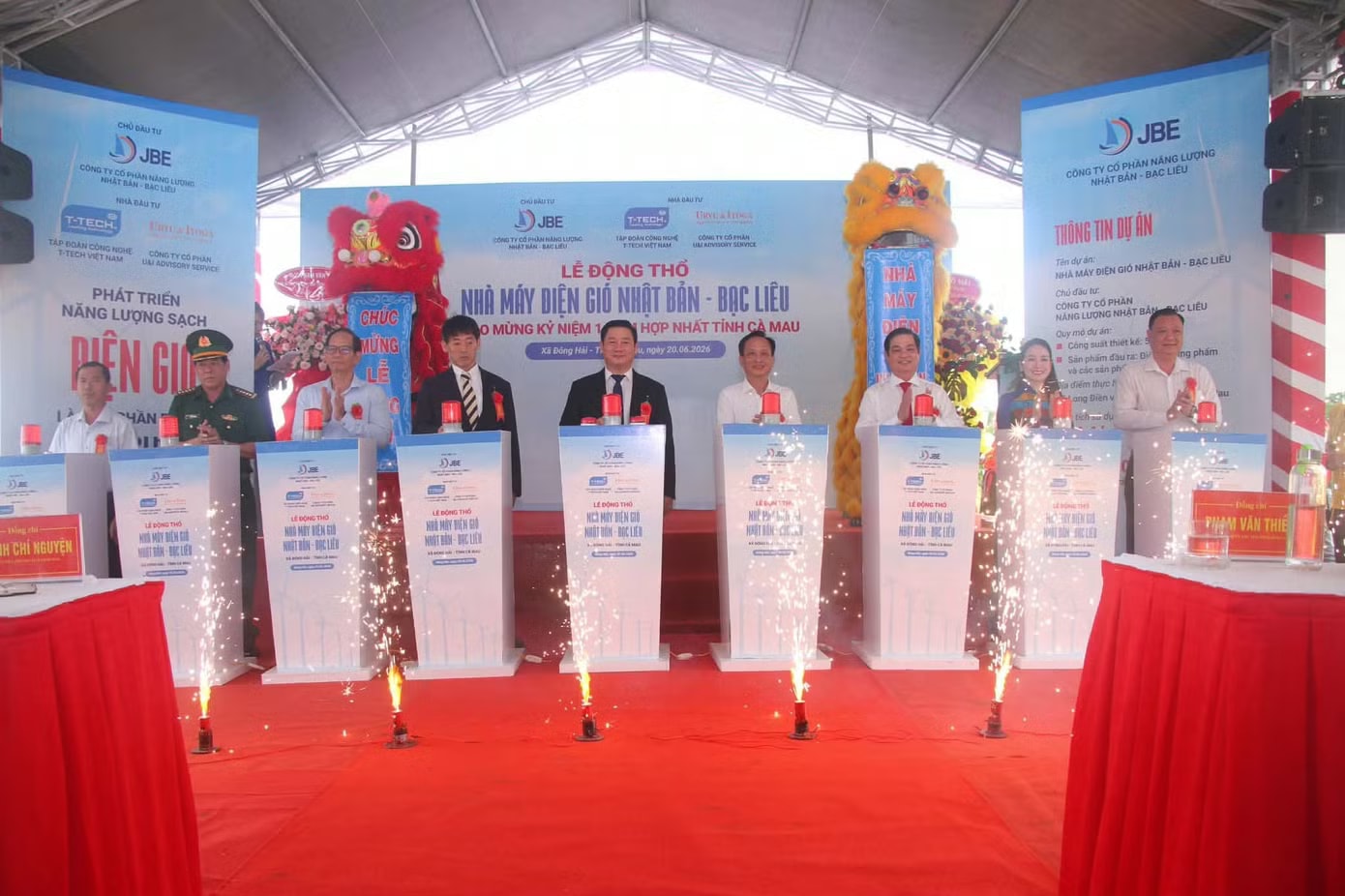 Các đại biểu thực hiện nghi thức động thổ Dự án Nhà máy điện gió Nhật Bản - Bạc Liêu. Thêm nhà máy điện gió gần 2.500 tỷ ở Cà Mau - Ảnh 2.