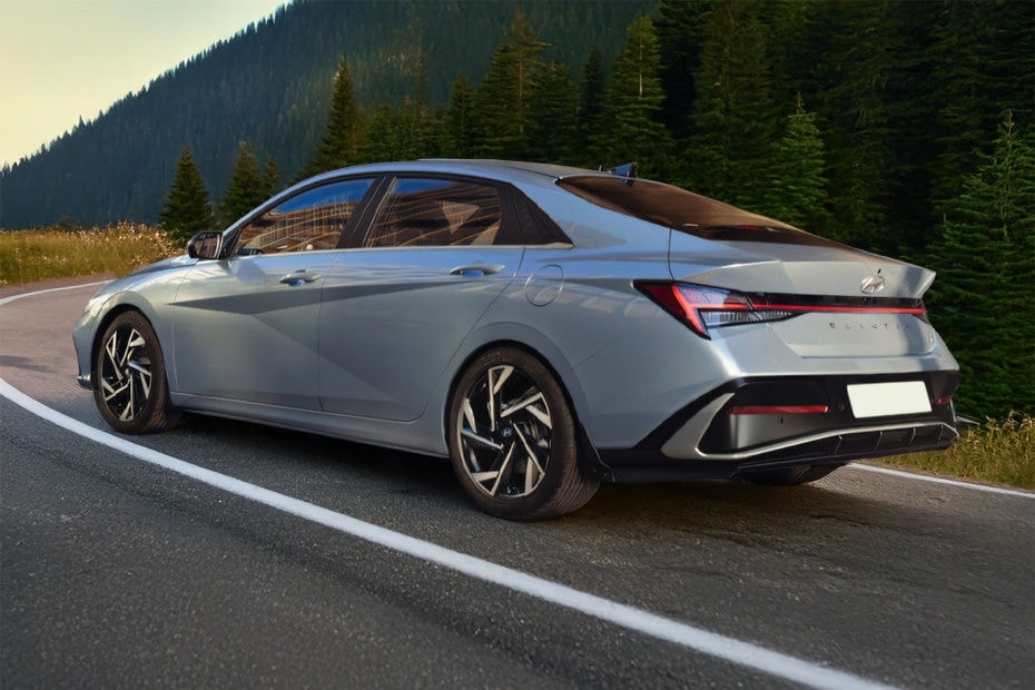 Hyundai Elantra 2026 nhìn từ phía sau